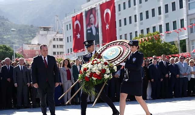 29 ekim bayram coskusu celenk sunumuyla basladi