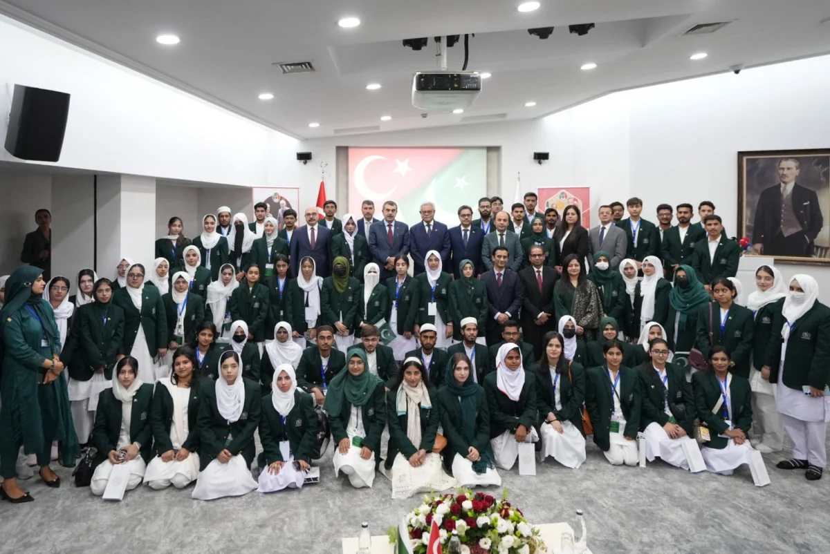 Bakan Tekin, Pakistanlı Öğrencilerle Bir Araya Geldi 1 Bakan Tekin, Pakistanlı Öğrencilerle Bir Araya Geldi