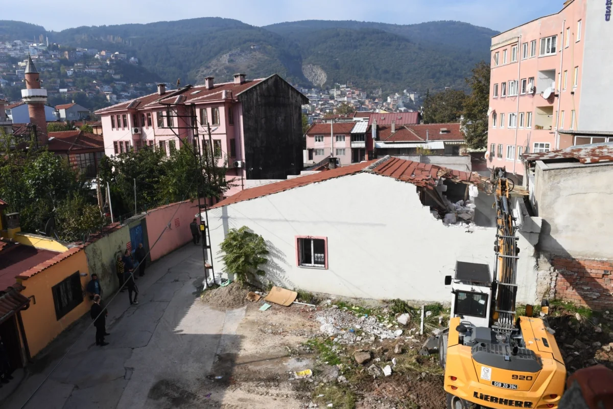 Osmangazi Belediyesi’nden Tarihi Alanları Korumak İçin Kaçak Yapı Yıkımı 1 Osmangazi Belediyesi’nden Tarihi Alanları Korumak İçin Kaçak Yapı Yıkımı