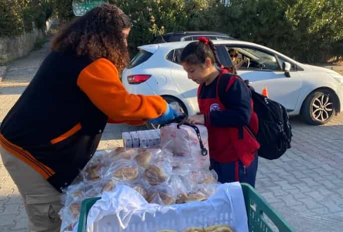 İzmir’de Süt ve Simit Dağıtımı Sürüyor