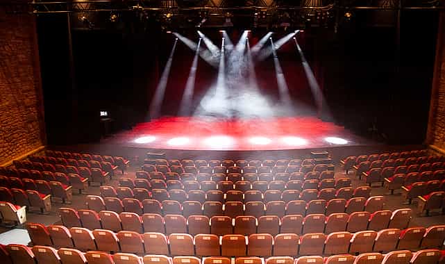 fisekhanede kasim ayi sahne sanatlariyla dolu