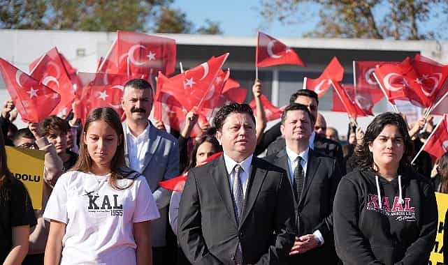 kadikoyde 29 ekim kutlamalari mesale yakma toreni ile basladi