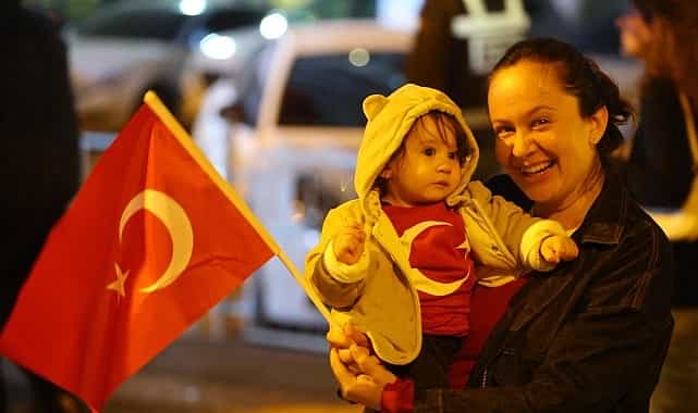 karabaglar da coskulu cumhuriyet korteji