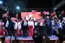 menemende binler cumhuriyet sevgisiyle yurudu