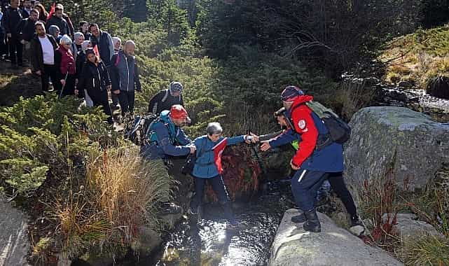 uludagda yuzlerce kisi cumhuriyetin izinde yurudu
