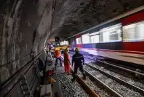 İzmir Metrosu’nda Gece Mesaisi: Raylar Yenileniyor