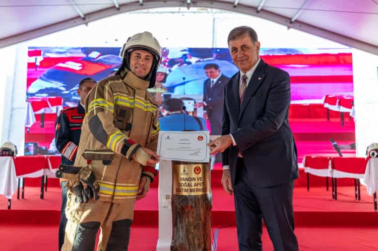 İzmir’de 139 yeni itfaiyeci göreve başladı