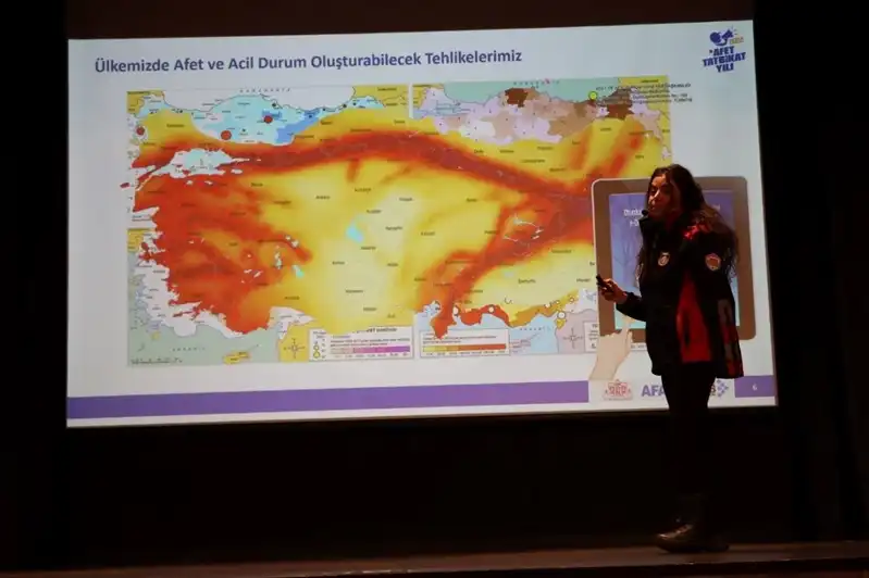 İstanbul Maltepe’de çocuklara pratik afet eğitimi verildi