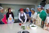 bucali kadinlar evka 1 semt evinde dunya mutfagiyla bulusuyor