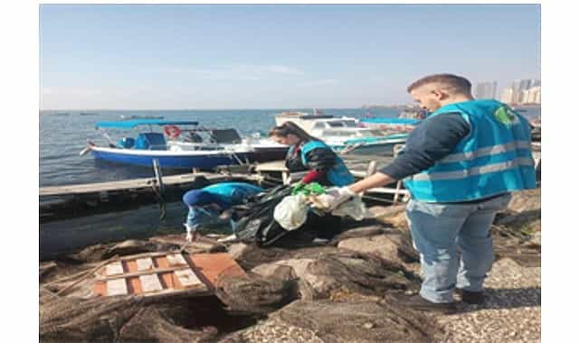 dogaseverler karsiyakada kiyi temizligi yapti