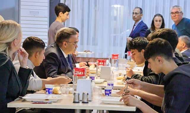 izmir il milli egitim muduru dr omer yahsi sehit prof dr ilhan varank anadolu imam hatip lisesi pansiyonunu ziyaret etti