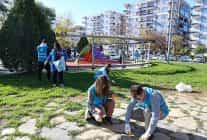 izmirli gonulluler el ele vererek doga icin temizlediler