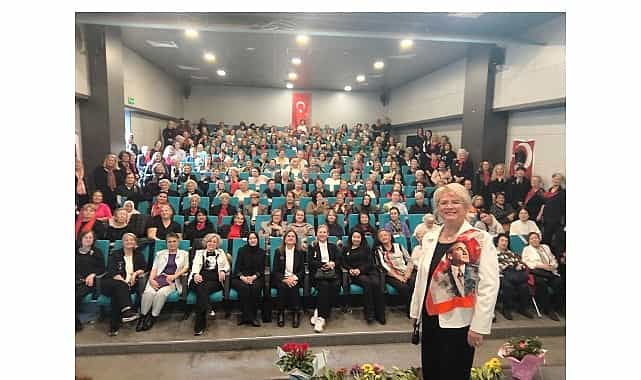 kadinlar ataturku sevdigi sarkilarla andi