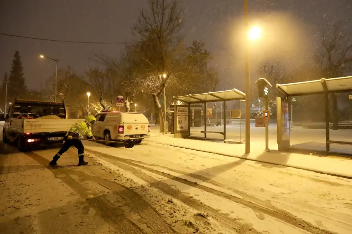 Gaziantep’te karla mücadele çalışmaları ulaşımın aksamaması için kesintisiz devam ediyor.