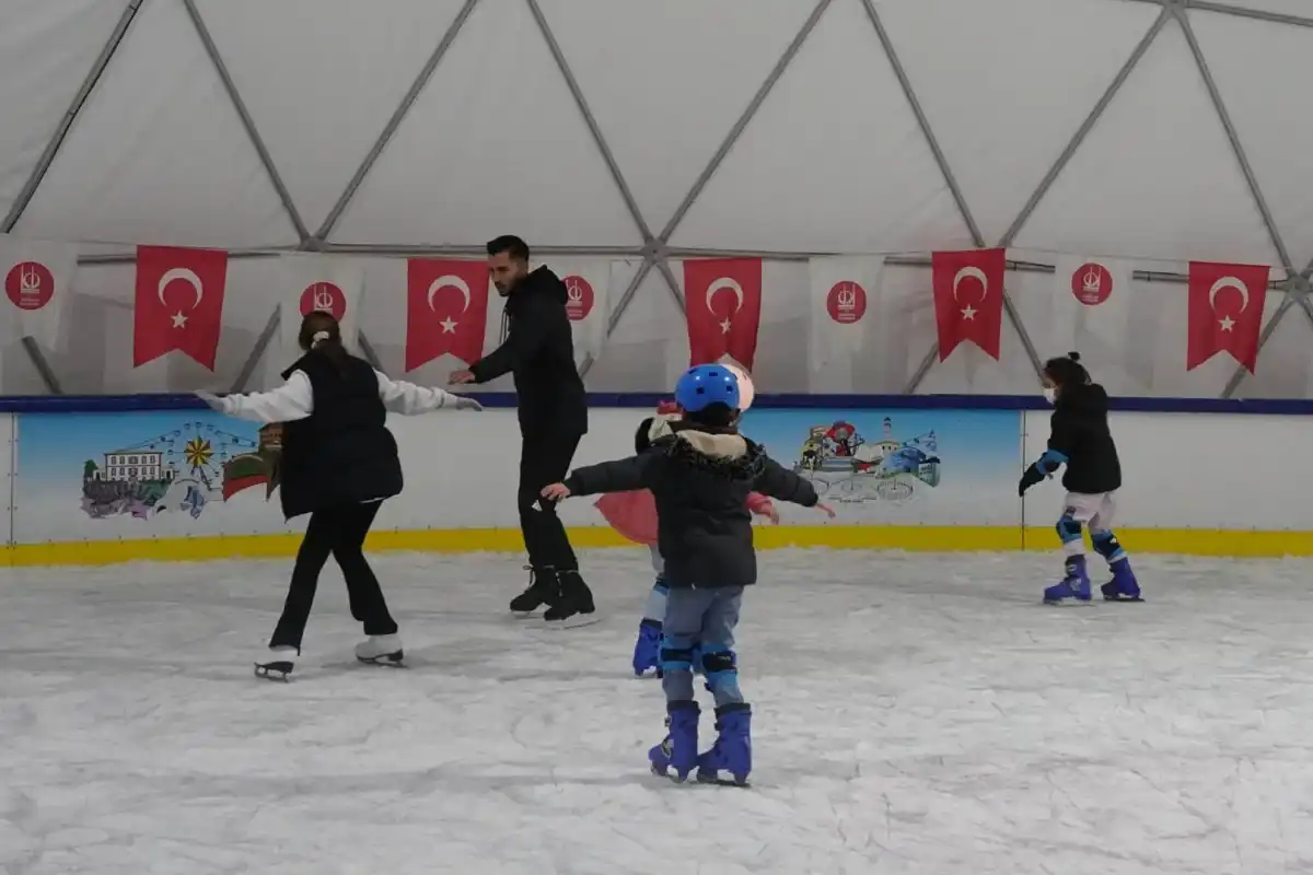 Ankara Keçiören’de Ücretsiz Buz Pateni Keyfi Yoğun İlgi Görüyor