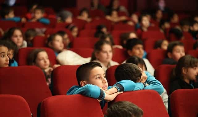 baskan cercioglu cocuklari tiyatro ile bulusturdu