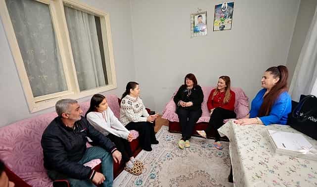 baskan mutlu yeni yil oncesi komsulariyla bulustu