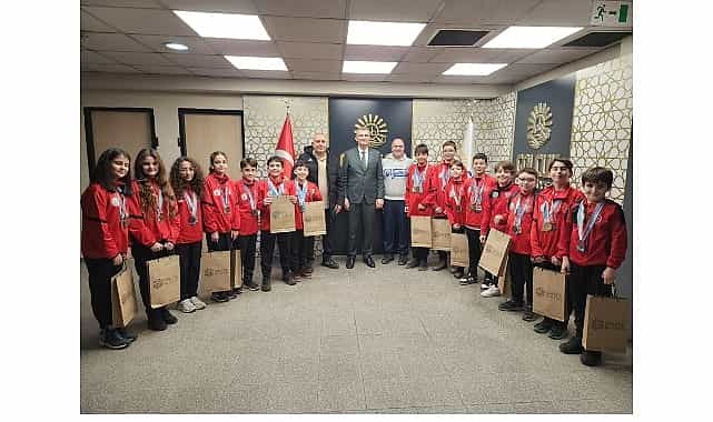 baskan sezer golcuk belediyesporlu yuzuculeri agirladi