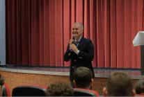 baskan taban genclere kulak veriyor