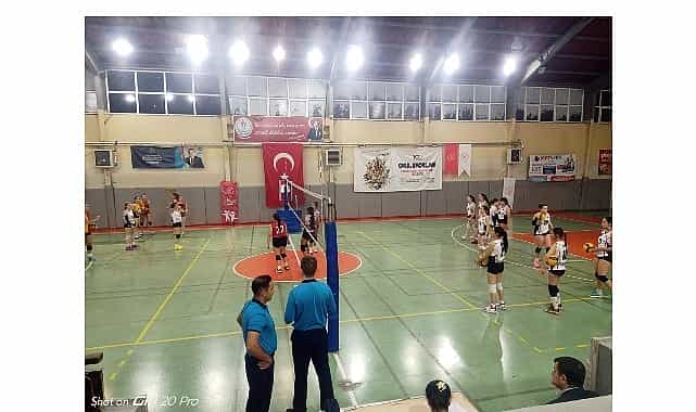cigli belediyesinin voleybol takimlari ligde zirvede