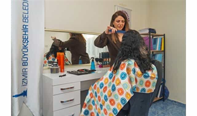 guclenme duraklari ile kadinlara hem kuaforluk hizmeti hem hak temelli egitimler veriliyor