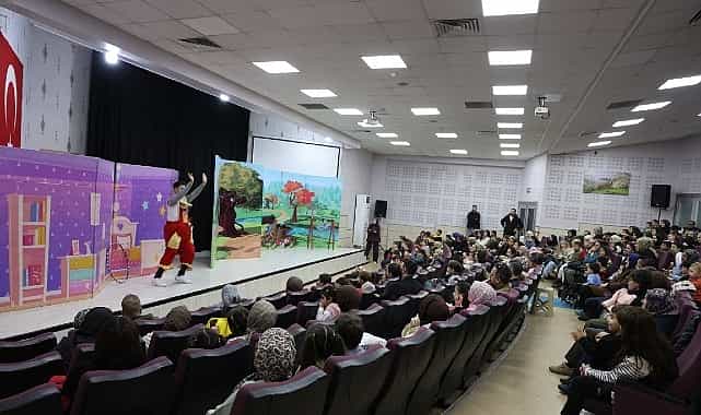 kartepede nese ve cesaret dolu tiyatro