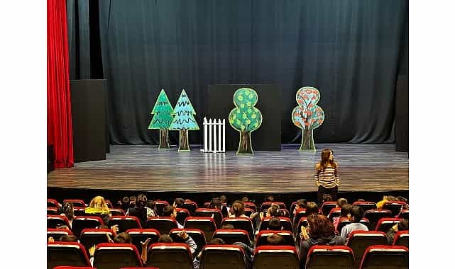 minik ogrenciler baskan cercioglunun calismalari ile tiyatroyla bulustu