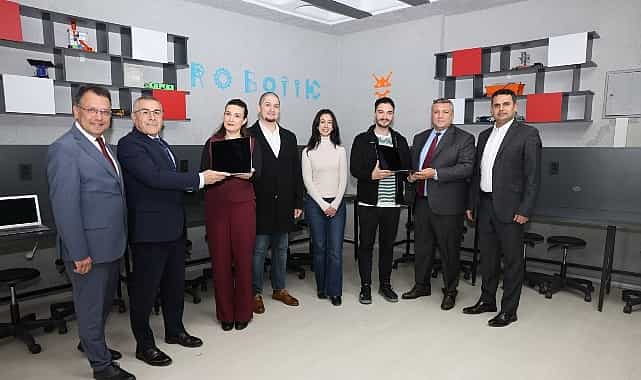 okul sanayi is birligiyle okullara bilgisayar bagisi yapiliyor