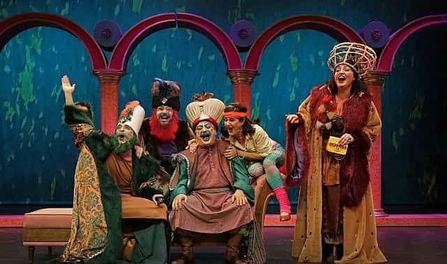 osmanli burokrasisine muzikal bir elestiri haramiler engin alkan yorumuyla seyirciyle bulusuyor