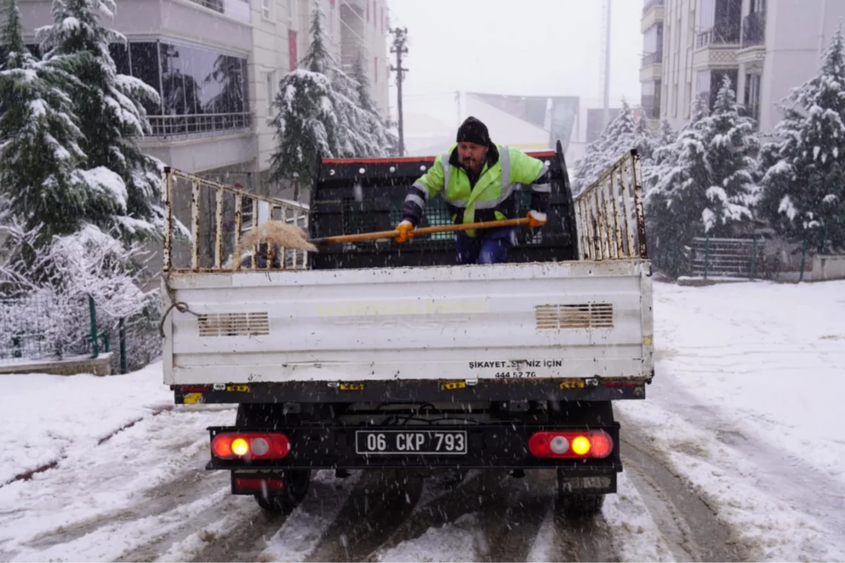 Ankara Keçiören’de Kar Temizleme Çalışmaları Yoğunlaştı
