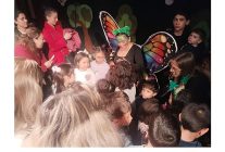 ayvalik belediye tiyatrosunun yeni cocuk oyununa yogun ilgi