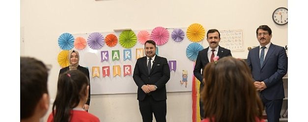 baskan cirpanoglu ogrencilerin karne heyecanina ortak oldu