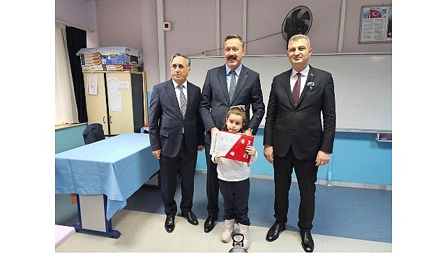 baskan sezer ogrencilerin karne heyecanina ortak oldu