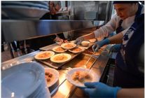 izmirde bir tabak yemekle hayatlar isiniyor