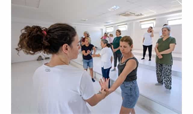 izmirde kadinlarin sesi var yeri var gucu var