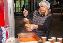 karsiyakada 15 bin kisiye sicak corba ikrami