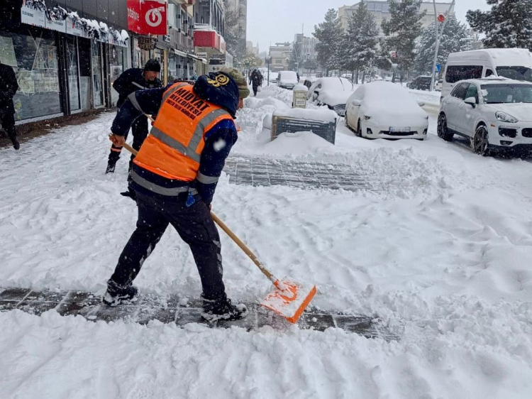 Midyat’ta Yoğun Kar Yağışına Karşı Seferberlik